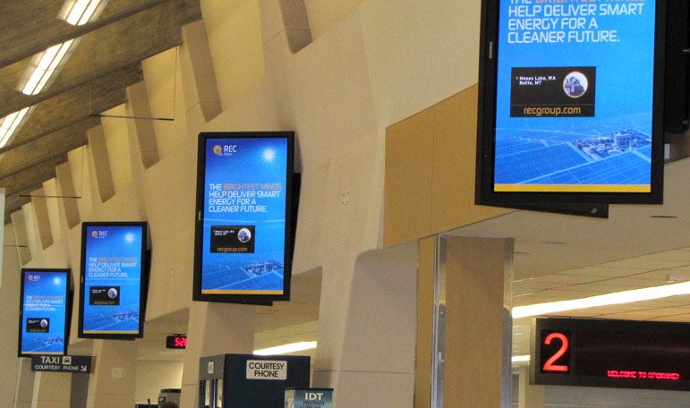 Pantalla de señalización digital instalada en una instalación gubernamental.