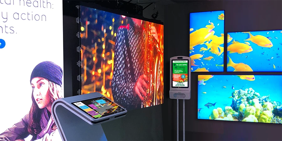 Sala de exhibición de MediaTile con videowall LED, pantallas en videowall y quioscos interactivos
