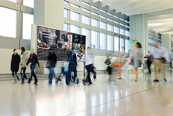 Mur vidéo d'affichage numérique dans un hall d'aéroport achalandé