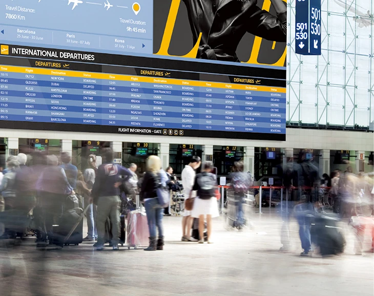 Mur vidéo des départs d'un aéroport affichant les informations de vol et de la publicité