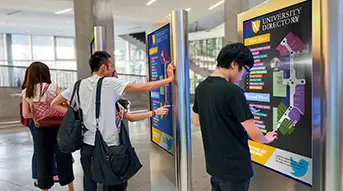 Kiosques interactifs pour la navigation sur le campus